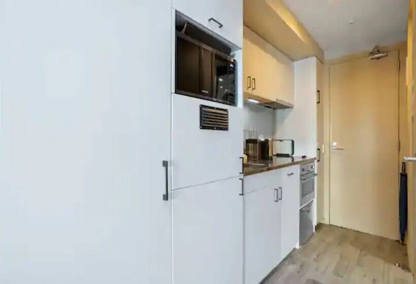 Viaduct Duplex   Free Parking, Best Location!