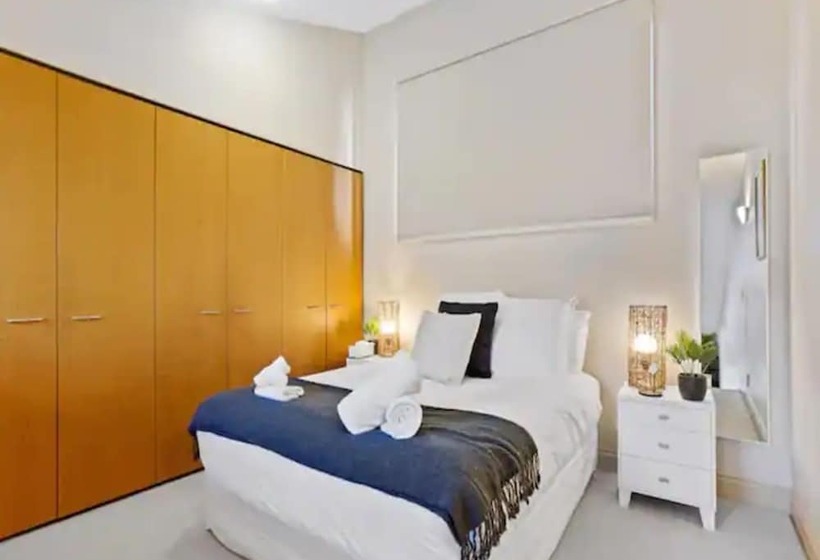 Viaduct Duplex   Free Parking, Best Location!