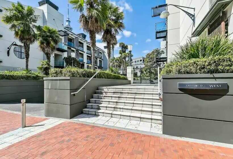 Viaduct Duplex   Free Parking, Best Location!