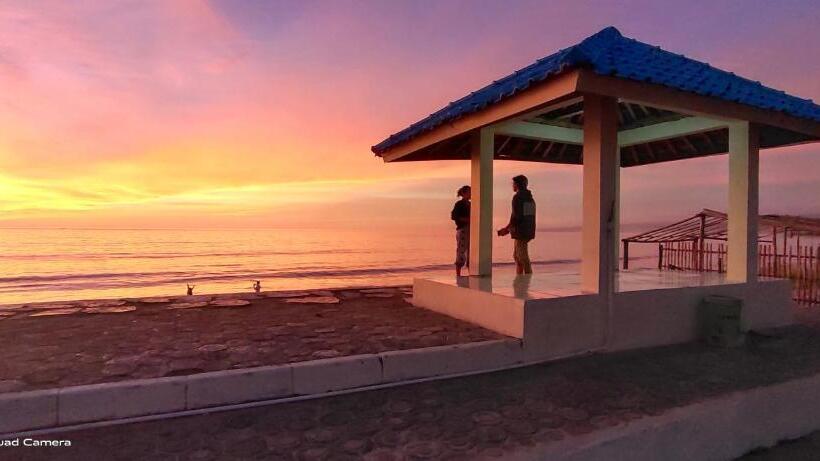 הוסטל Penginapan Karanglaut Santolo