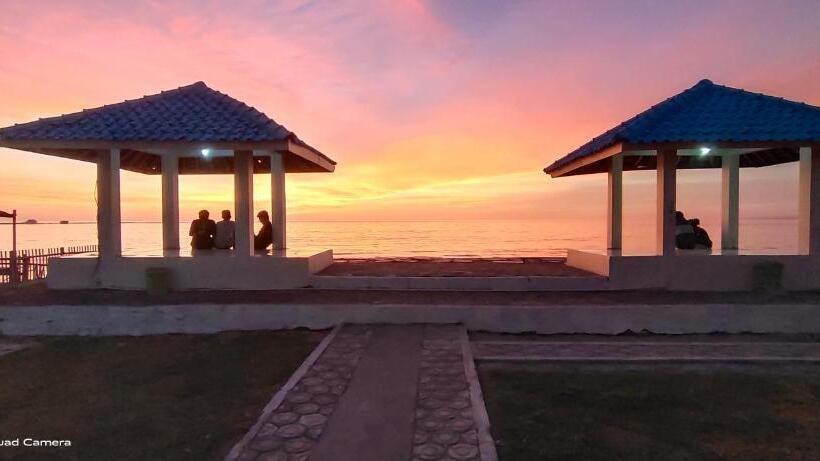 הוסטל Penginapan Karanglaut Santolo