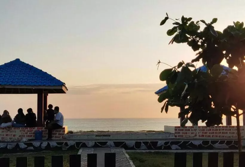Retkeilymaja Penginapan Karanglaut Santolo
