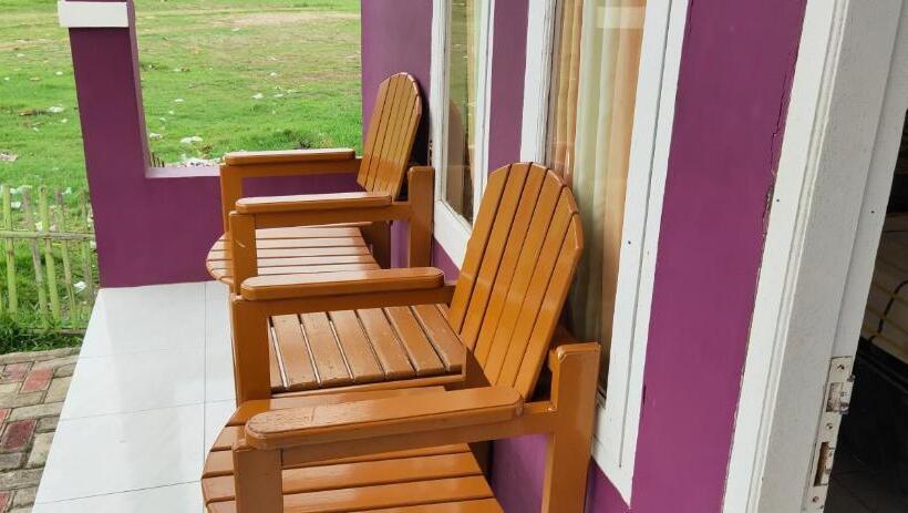 הוסטל Penginapan Karanglaut Santolo