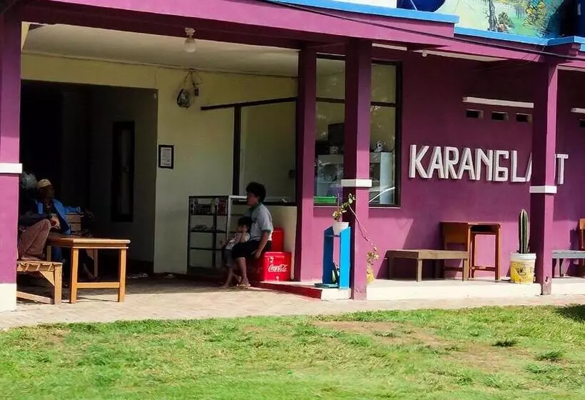 Retkeilymaja Penginapan Karanglaut Santolo