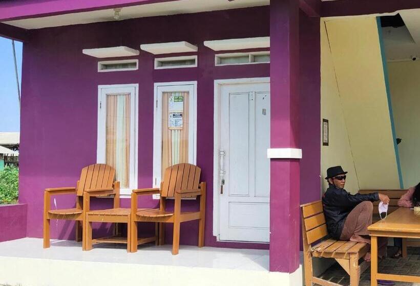 הוסטל Penginapan Karanglaut Santolo