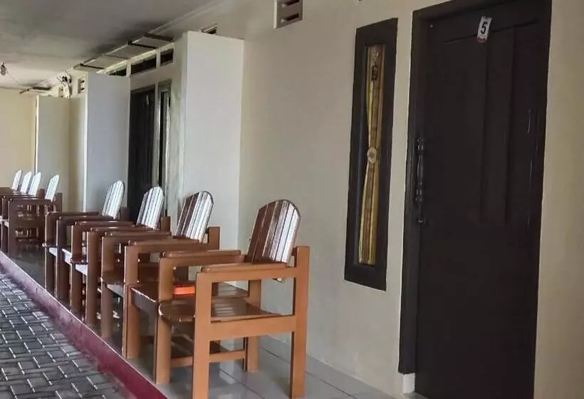 Retkeilymaja Penginapan Karanglaut Santolo