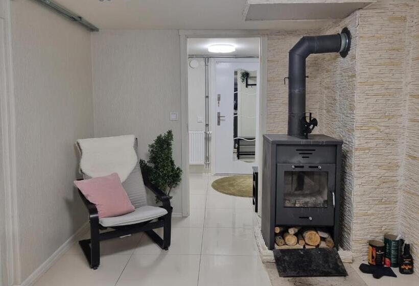 Moonlight   Trevlig Källarlägenhet