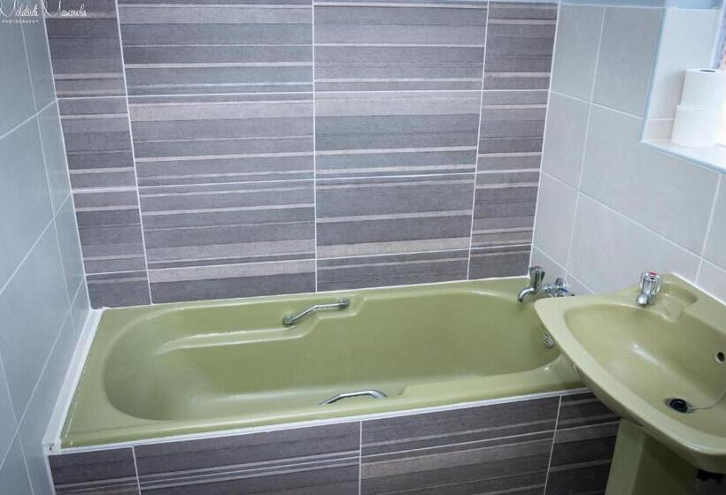 پانسیون Waterfall View Lodge