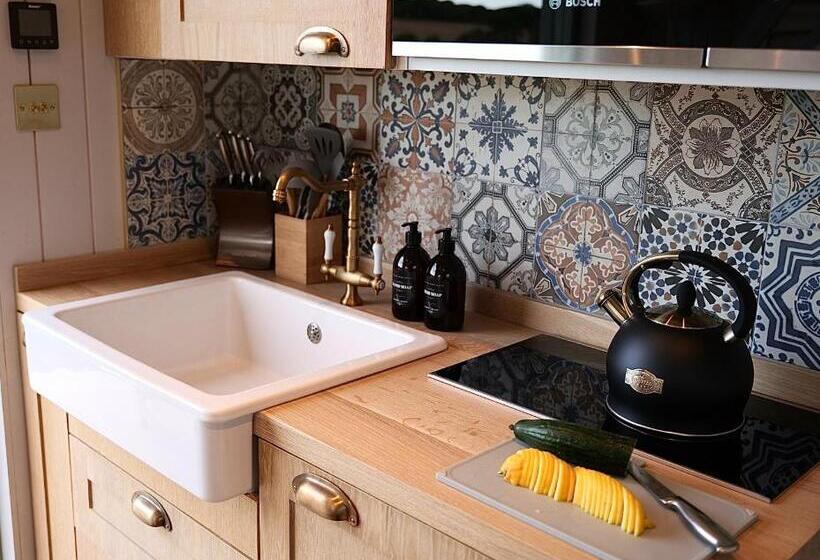 Luxury Retreat 30mins Taxi Ride From West London