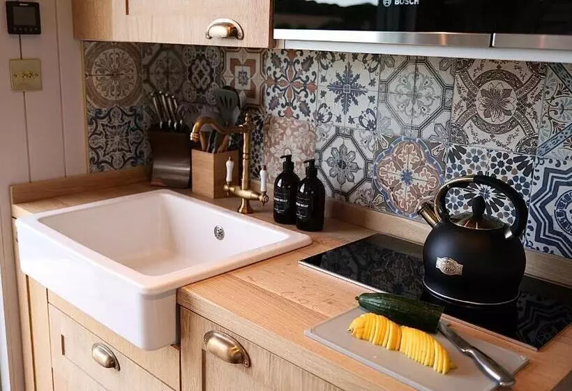 Luxury Retreat 30mins Taxi Ride From West London