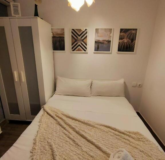 Pequeño Alojamiento Con Mini Piscina No Climatizada