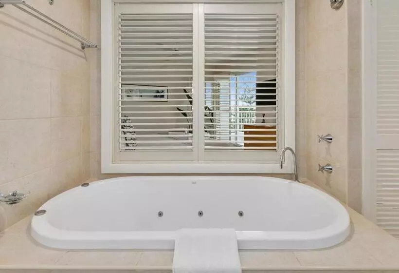 Lomakeskus Salt   2brm Apartment With Spa Bath And Ocean Views