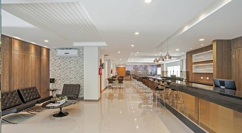 Отель Slim Curitiba Av Das Torres