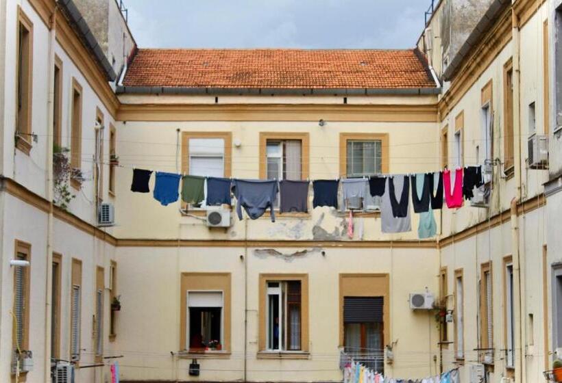 تختخواب و صبحانه Naptown Rooms