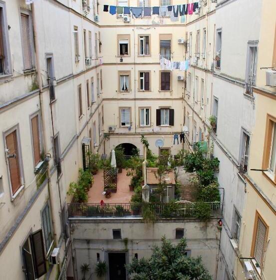 تختخواب و صبحانه Naptown Rooms