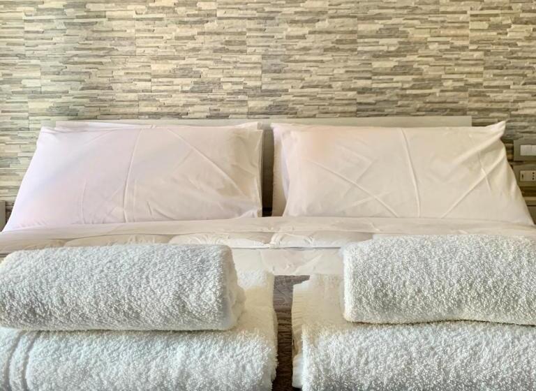 تختخواب و صبحانه Naptown Rooms