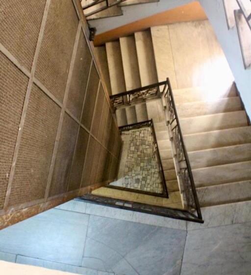 تختخواب و صبحانه Naptown Rooms