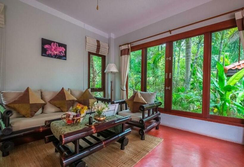 Khanom Sea Beach Resort