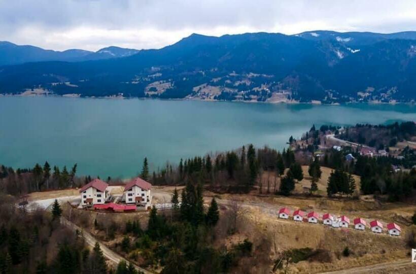 Pensiunea Farmecul Naturii și Căsuțe Individuale De închiriat Colibița