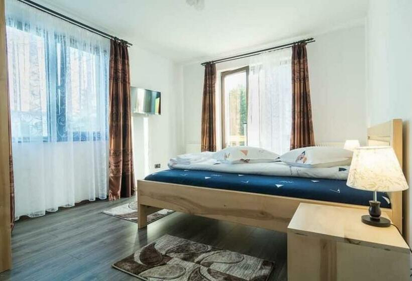 Pensiunea Farmecul Naturii și Căsuțe Individuale De închiriat Colibița