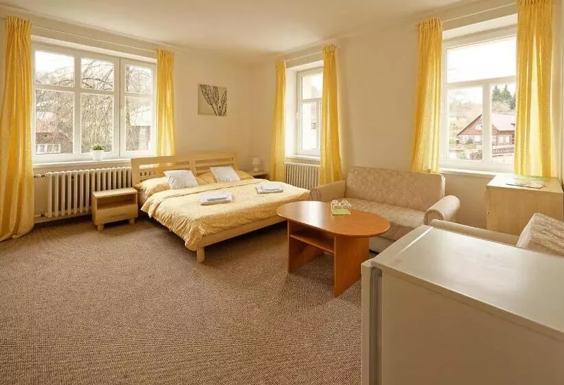 Majatalo Penzion A Restaurace Na Křižovatce