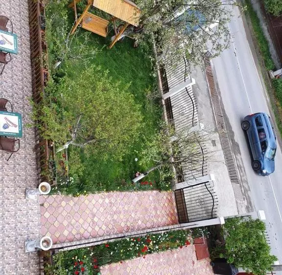 Pensiunea Cireșul Alb