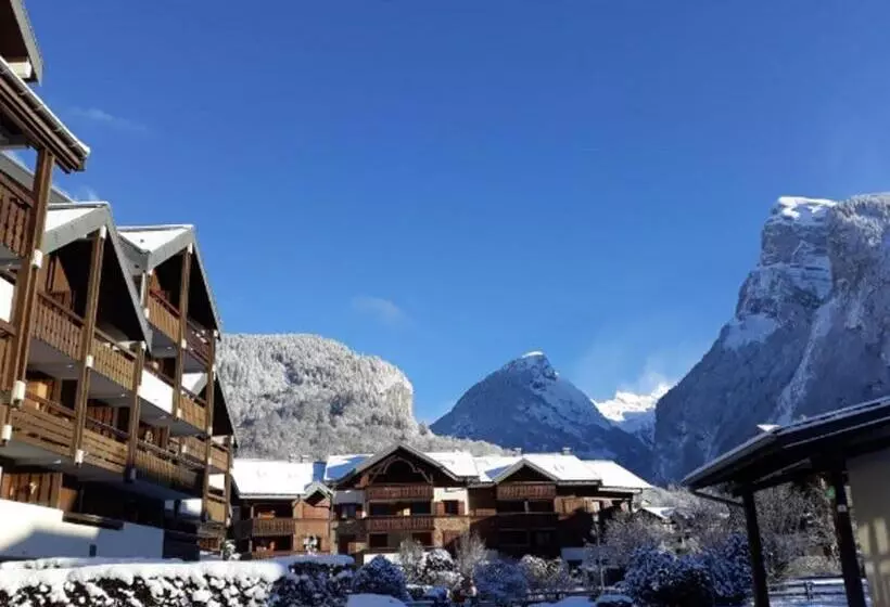 Charmant Studio Rénové Au Centre De Samoëns, Avec Balcon, Parking Et Accès Bus à 150m   Fr 1 624 106