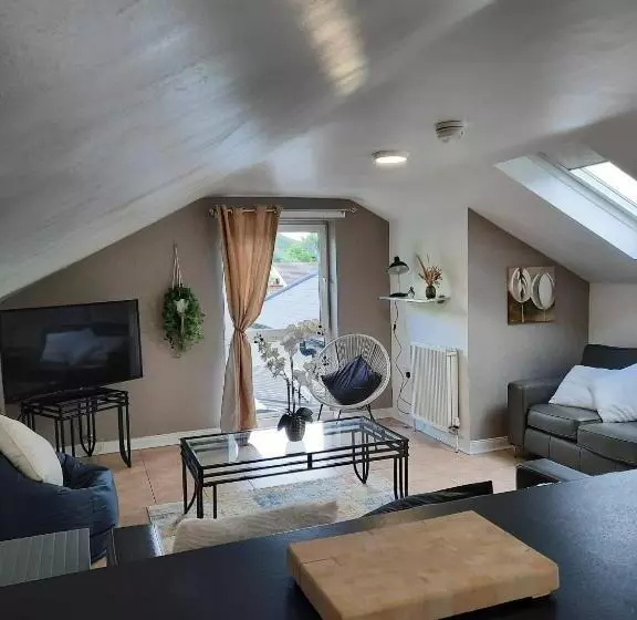 Forest View Impeccable Two Bedroom House