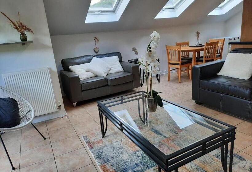 Forest View Impeccable Two Bedroom House