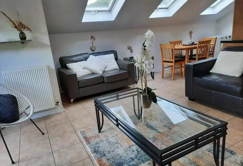 Forest View Impeccable Two Bedroom House