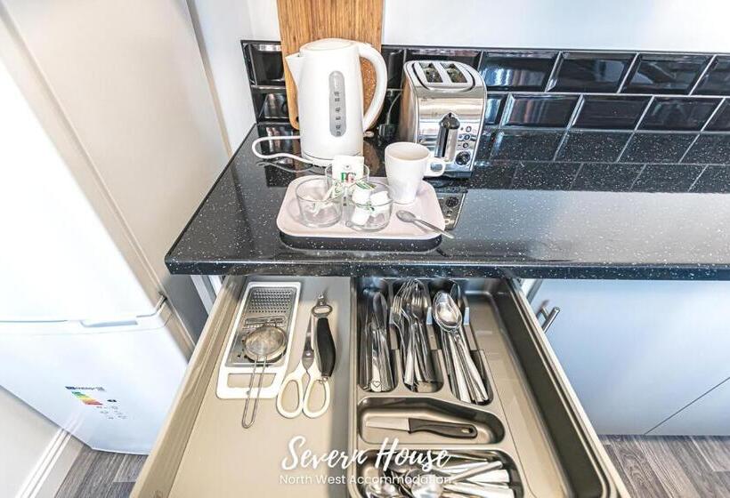 Severn Street House Serviced Accommodation