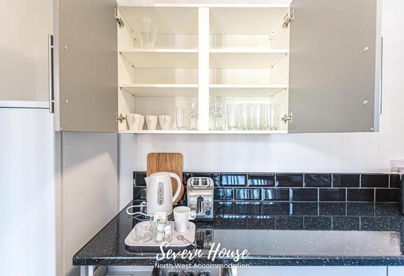 Severn Street House Serviced Accommodation