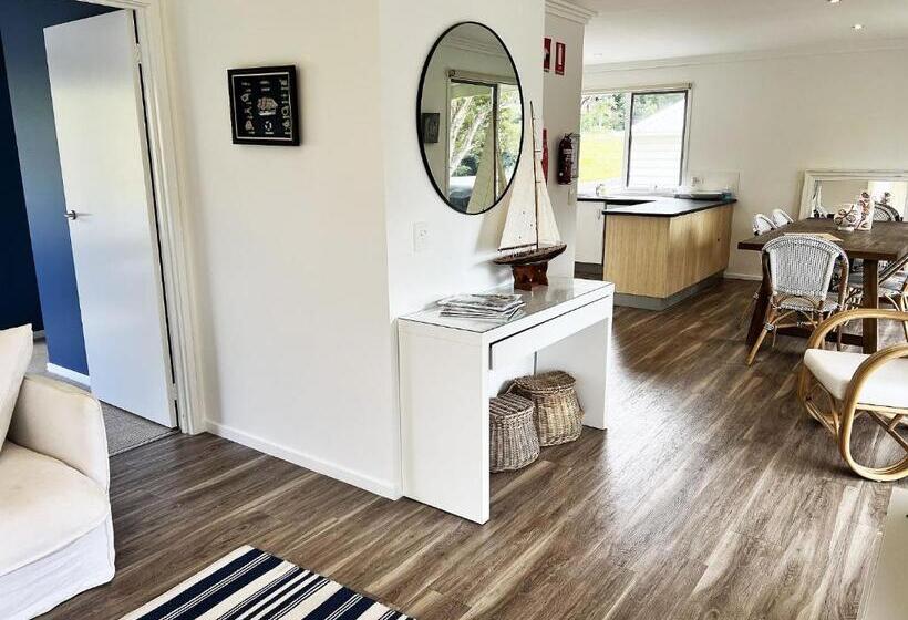 Mcmillans Of Metung Coastal Resort