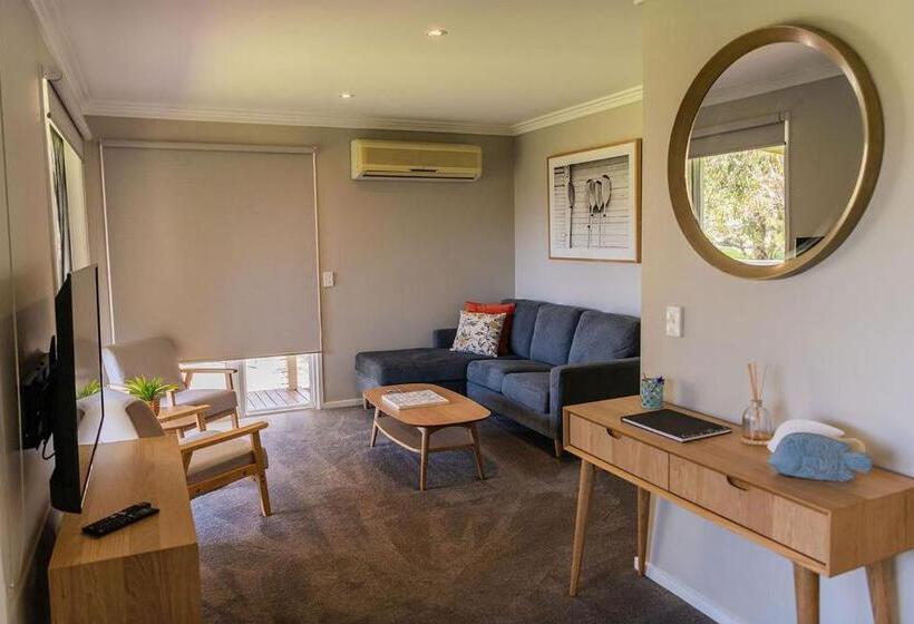 Mcmillans Of Metung Coastal Resort