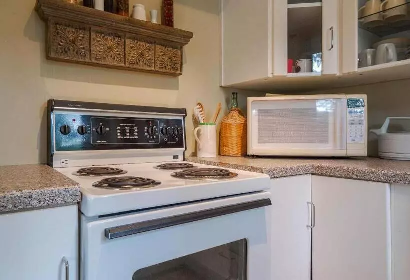 The Lakeside Cottage