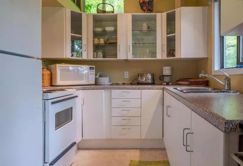 The Lakeside Cottage