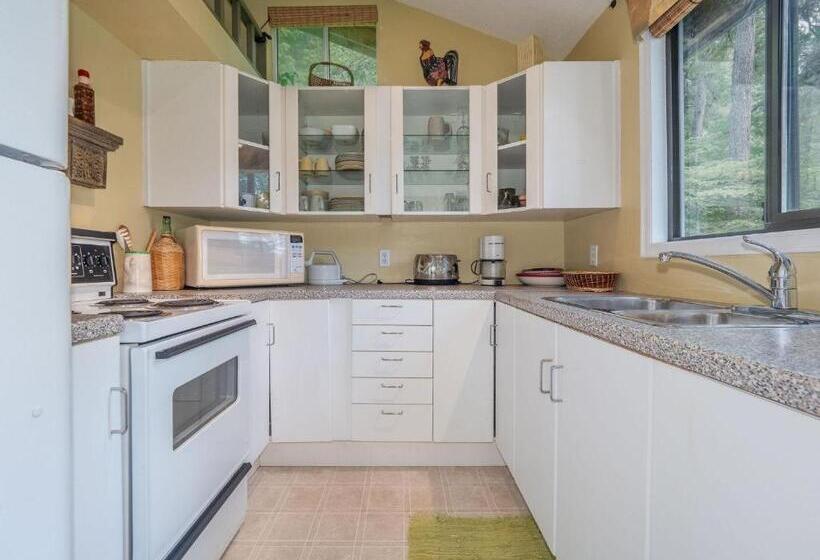 The Lakeside Cottage