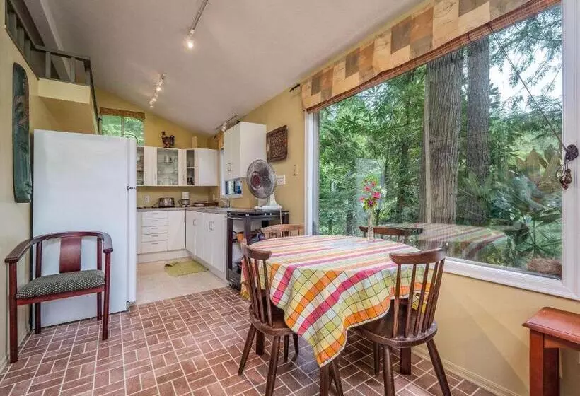 The Lakeside Cottage