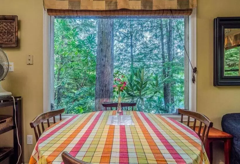 The Lakeside Cottage