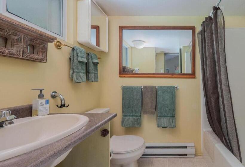 The Lakeside Cottage