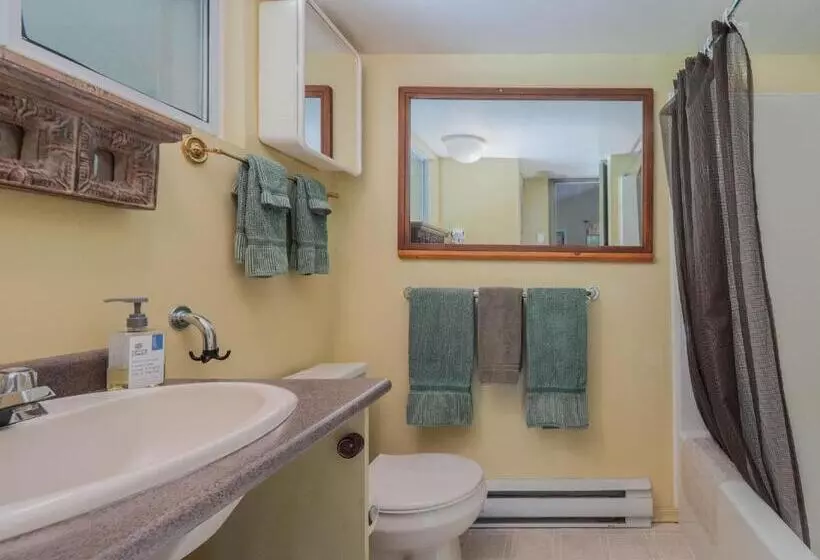 The Lakeside Cottage