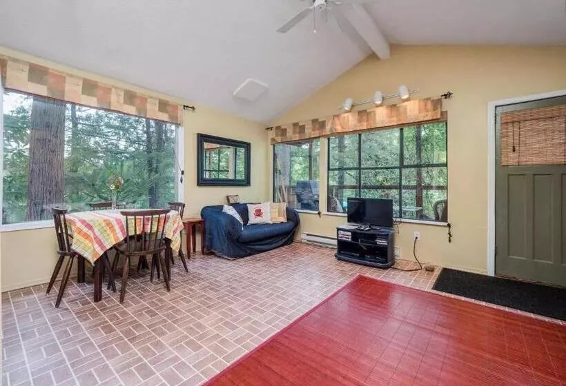 The Lakeside Cottage