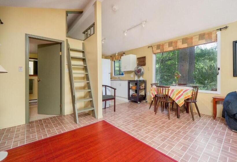 The Lakeside Cottage