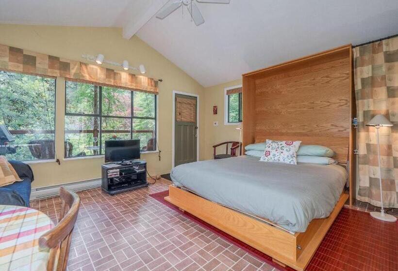 The Lakeside Cottage