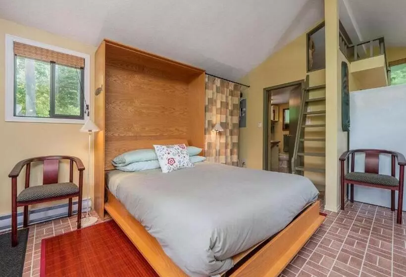 The Lakeside Cottage