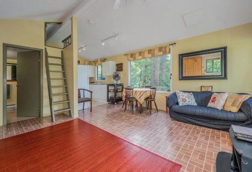 The Lakeside Cottage