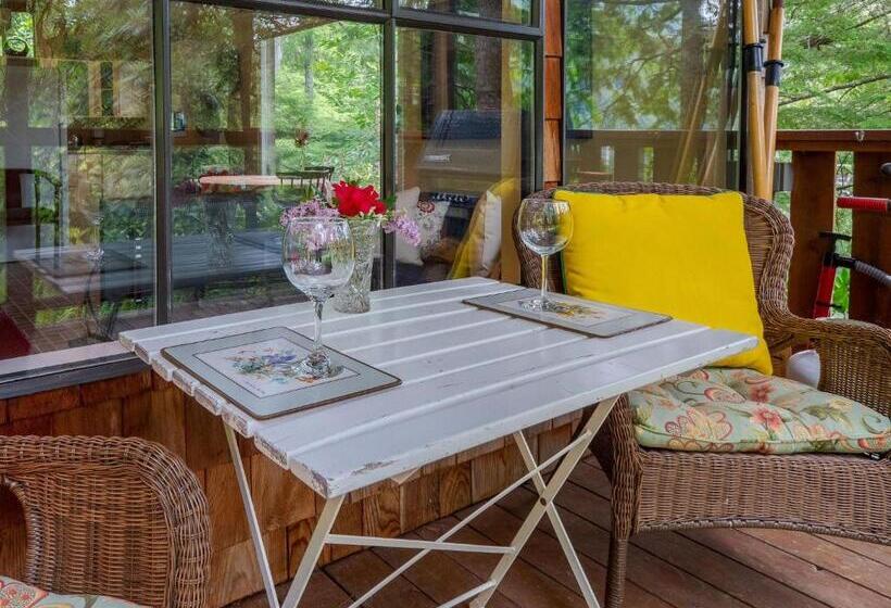 The Lakeside Cottage