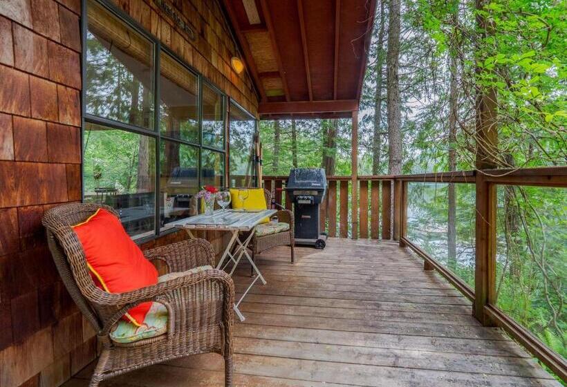 The Lakeside Cottage