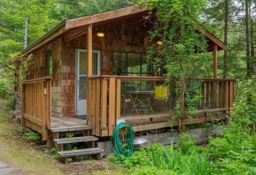 The Lakeside Cottage