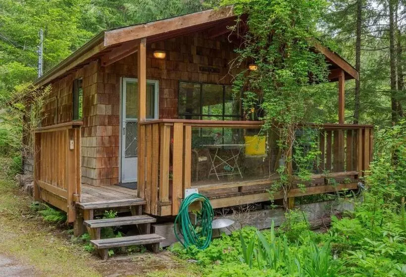 The Lakeside Cottage